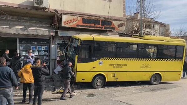 Gaziantep'te özel halk otobüsü önce taksiyle çarpıştı - Sputnik Türkiye