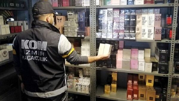 İzmir'de kaçak parfüm, Buca  - Sputnik Türkiye