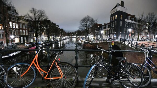 Gece kanal üzerindeki köprüye park edilen bisikletler,  Amsterdam, Hollanda - Sputnik Türkiye