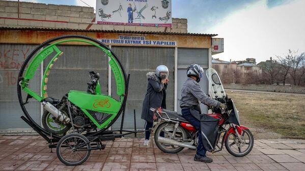 İranlı heykeltıraş Ali Motei'nin yaptığı tek tekerlekli motosiklet, Van - Sputnik Türkiye