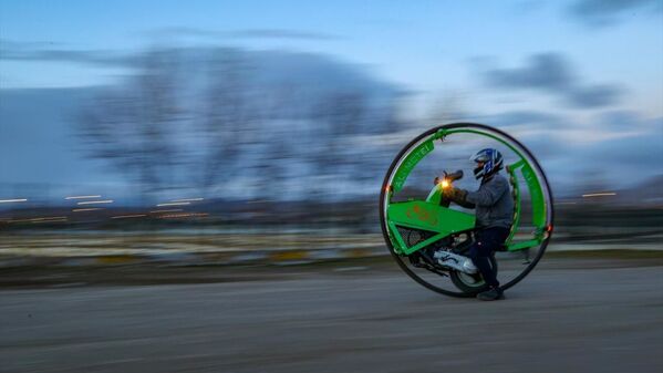 İranlı heykeltıraş Ali Motei'nin yaptığı tek tekerlekli motosiklet, Van - Sputnik Türkiye