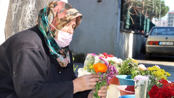 Çocuklarını çiçek satarak okutan anne  - Sputnik Türkiye