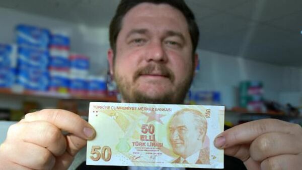 Kırklareli'de market sahibi Okan Er, hatalı basım olduğunu öne sürdüğü sağ üst köşesinde '50' yerine '5' yazan 50 TL'lik banknotu satışa çıkardı - Sputnik Türkiye