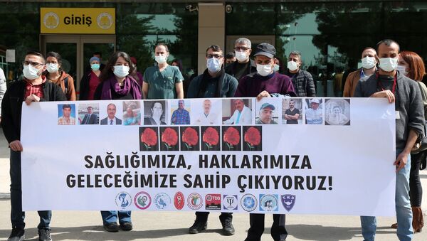 Dicle Üniversitesi Tıp Fakültesi önünde toplanan sağlık çalışanları - Sputnik Türkiye