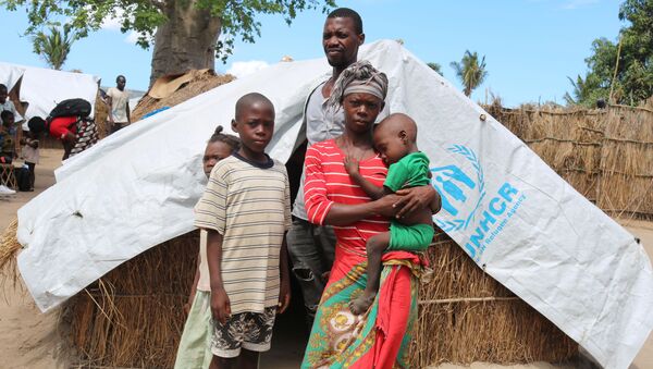 Save the Children'a konuşan ve adı Elsa olarak verilen 28 yaşındaki Mozambikli anne, İslamcı militanların baskını sırasında ormana kaçmaya çalıştıklarını belirtip Ama en büyük çocuğumu elimden alıp kafasını kestiler dedi.  - Sputnik Türkiye