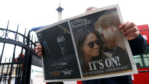 Prens Harry'nin Meghan Markle ile nişanlandıklarını açıklamasına dair London Evening Standard'ın başsayfa haberi - Sputnik Türkiye