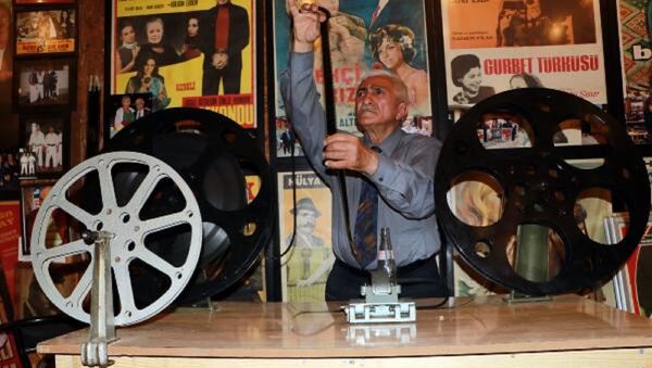 Adana'da çocukken sinema salonlarında gazoz satan sonraki yıllarda ise 15 yıl film makinistliği yapan Sabri Şenevi - Sputnik Türkiye
