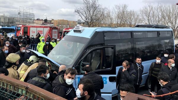 İBB'nin taksi dönüşüm projesine yine ret: Kararı protesto eden bir esnaf minibüsünü yakmaya çalıştı - Sputnik Türkiye