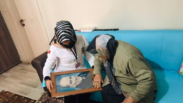 Iğdır'da sağlık çalışanları, Latife ninenin Atatürk portresi isteğini yerine getirdi - Sputnik Türkiye