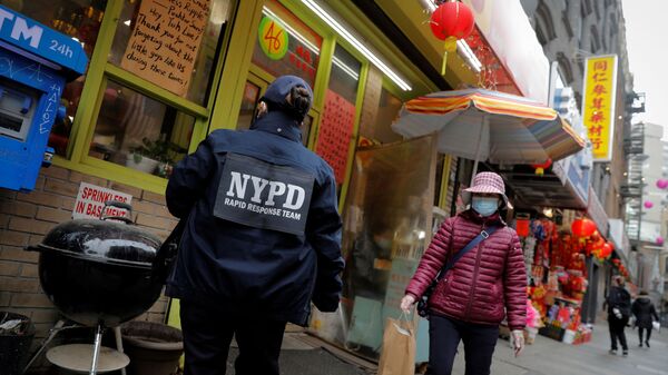 New York'ta sokak ortasında Asyalı kadına saldırı - Sputnik Türkiye