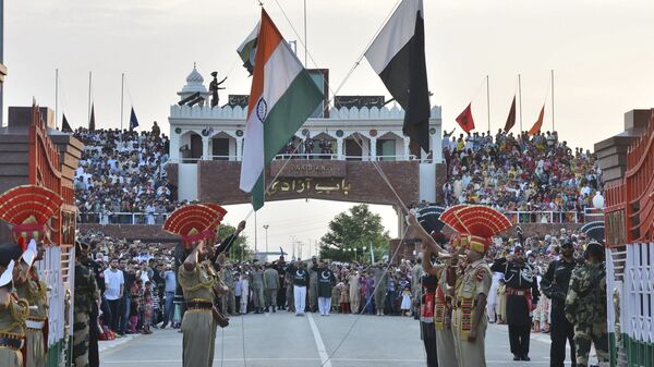 Hindistan - Pakistan arasındaki Wagah sınır kapısında bayrak töreni - Sputnik Türkiye