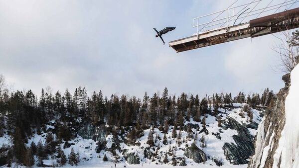 Kanadalı atlet donmuş göle 22 metre yükseklikten dalış yaptı - Sputnik Türkiye
