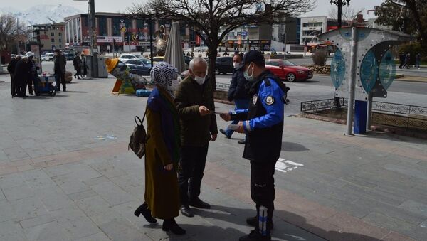 Erzincan'da polis vatandaşa broşür dağıttı - Sputnik Türkiye