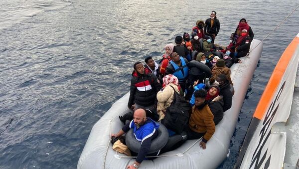 İzmir’de 64 düzensiz göçmen kurtarıldı - Sputnik Türkiye