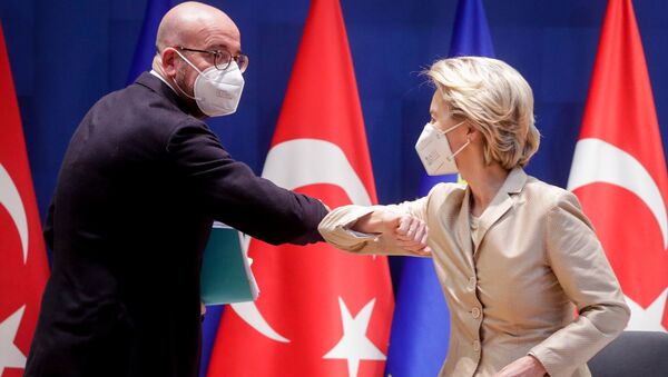 AB'nin iki başkanı Charles Michel ile Ursula von der Leyen, Recep Tayyip Erdoğan ile video görüşmesine girmeden önce dirsek selamı verirken - Sputnik Türkiye