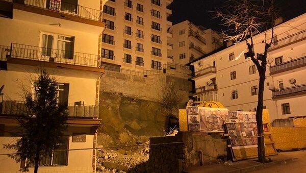 Ankara'da, inşaat çalışması nedeniyle temelinde kayma oluşan 8 katlı Bahar Apartmanı ve çevresindeki 14 bina, çökme riskine karşı evlerinden tahliye edildi. - Sputnik Türkiye