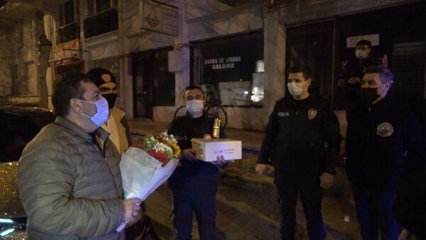'Kavga var' ihbarıyla olay yerine gelen polislere pasta ikram ettiler - Sputnik Türkiye
