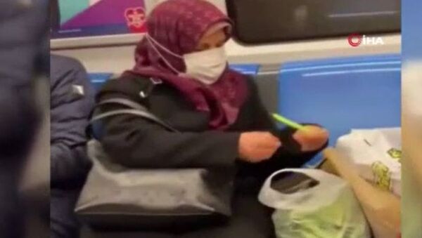 Metroda fasulye ayıklarken çekilen videosu gündem oldu: ‘Güzel yorum yapanlar için de pişirebilirim’ - Sputnik Türkiye