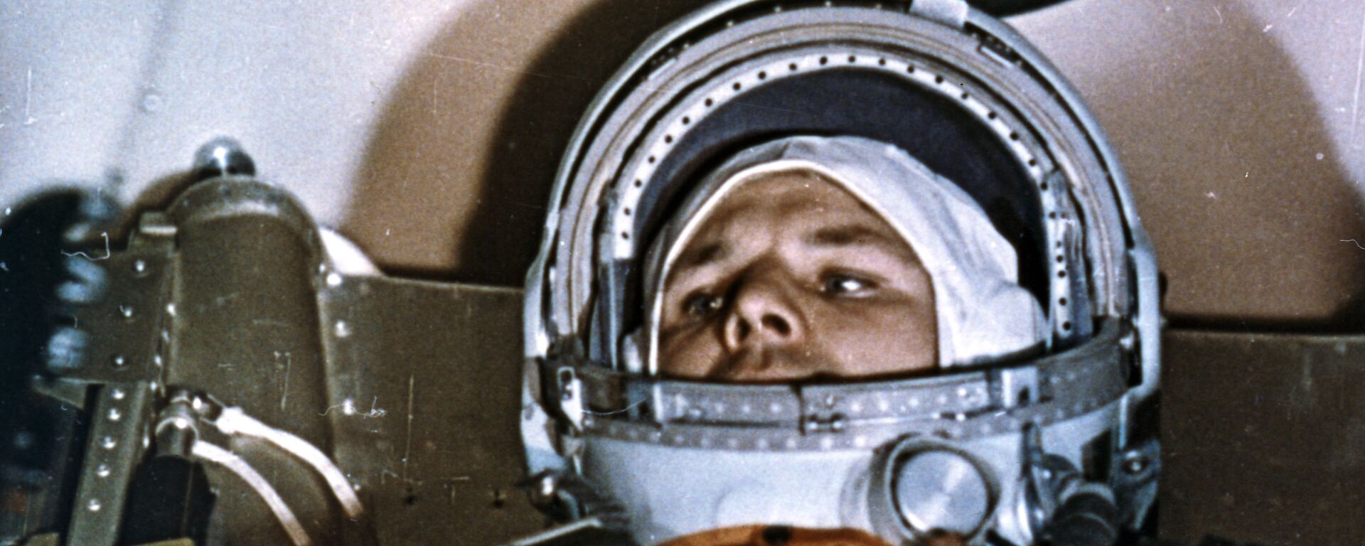 Kozmonot Yuriy Gagarin,  uzay uçuşu öncesi Vostok-1 aracının kabininde - Sputnik Türkiye, 1920, 12.04.2022