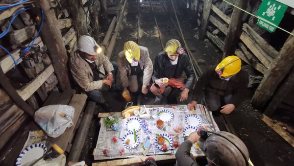 Maden işçileri, Ramazan ayının ilk sahurunu yerin 250 metre altında yaptılar - Sputnik Türkiye