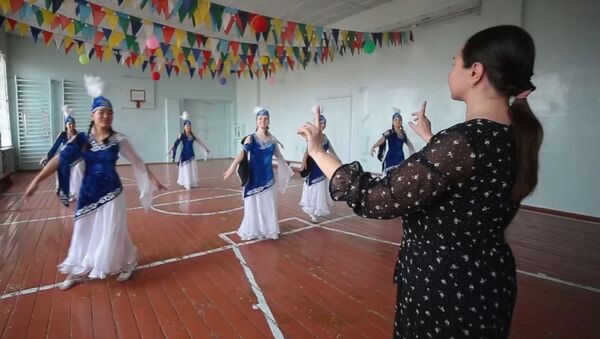 Bişkek’teki okulda işitme engelli çocuklar dans ediyor - Sputnik Türkiye