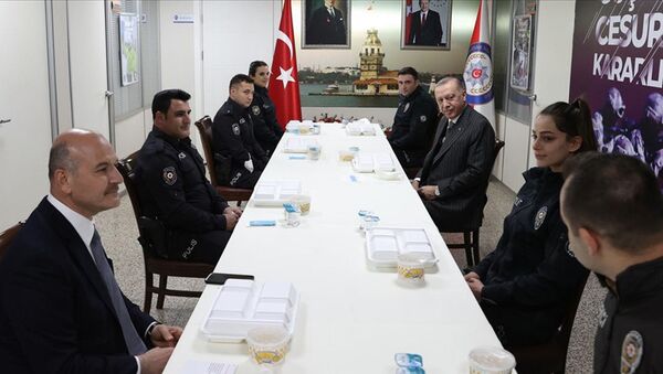Cumhurbaşkanı Erdoğan, İçişleri Bakanı Soylu ile birlikte Çengelköy Polis Merkezi'nde iftar yaptı - Sputnik Türkiye
