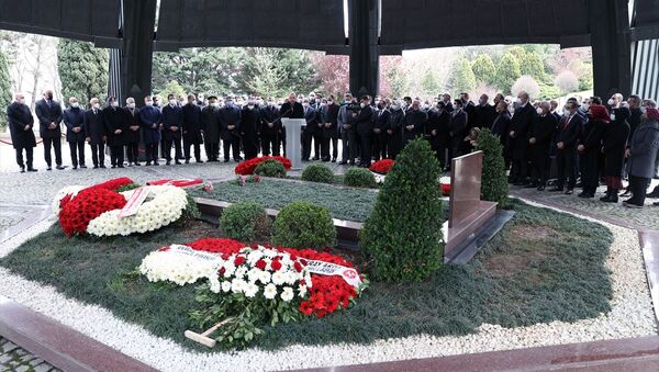 8. Cumhurbaşkanı Turgut Özal, vefatının 28. yılında Topkapı'daki Anıt Mezar'da Cumhurbaşkanı Recep Tayyip Erdoğan'ın da katıldığı törenle kabri anıldı. - Sputnik Türkiye