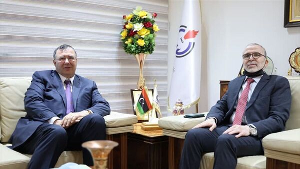 Fransız Total şirketi CEO'su Patrick Pouyanné (solda), Libya'nın başkenti Trablus'ta Ulusal Petrol Kurumu (NOC) Başkanı Mustafa Sanallah (sağda) ile temaslarda bulundu. - Sputnik Türkiye
