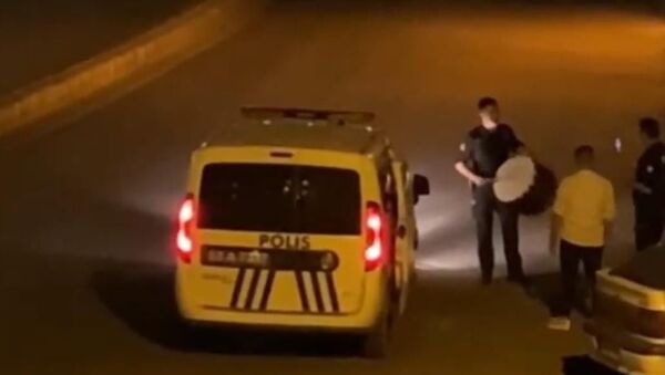 Polis, yolda karşılaştığı ramazan davulcusunun elindeki davulu alıp çalmaya başladı - Sputnik Türkiye