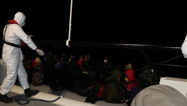 Balıkesir açıklarında Türk karasularına itilen 39 düzensiz göçmen kurtarıldı - Sputnik Türkiye