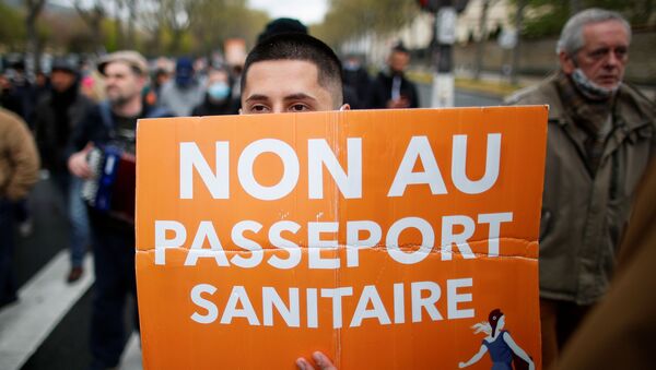 Fransa'da hükümetin koronavirüs pandemisindeki ekonomik ve toplumsal politikalarına yönelik bir protestoda Vatanseverler partisi destekçilerinin açtığı 'Sağlık pasaportuna hayır' pankartı - Sputnik Türkiye