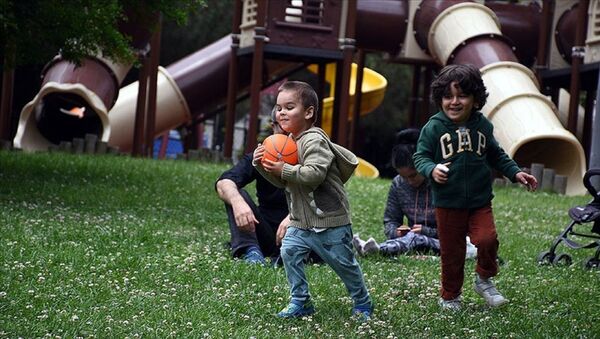 Çocuk - oynamak - hanehalkı - aile - park - Sputnik Türkiye