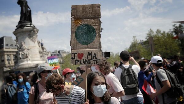 Paris’te çevreciler, Cumhurbaşkanı Macron'un iklim politikasını protesto etti - Sputnik Türkiye