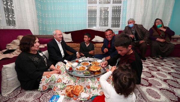 Kılıçdaroğlu, Çubuk’ta linç girişiminde kendisine evini açan aile ile iftar yaptı - Sputnik Türkiye