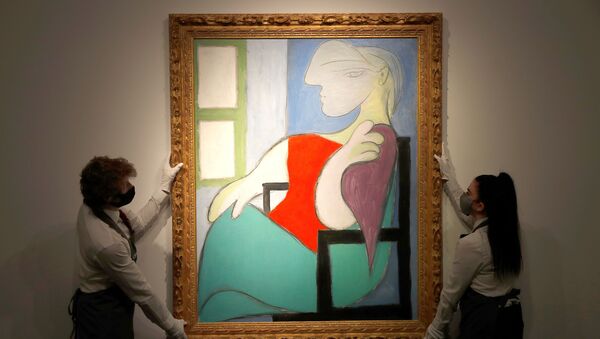 Pablo Picasso'nun 'Femme Assise Pres d'Une Fenetre (Marie-Therese)' isimli tablosu, Christie’s müzayede evinin galerisine yerleştirilirken - Sputnik Türkiye