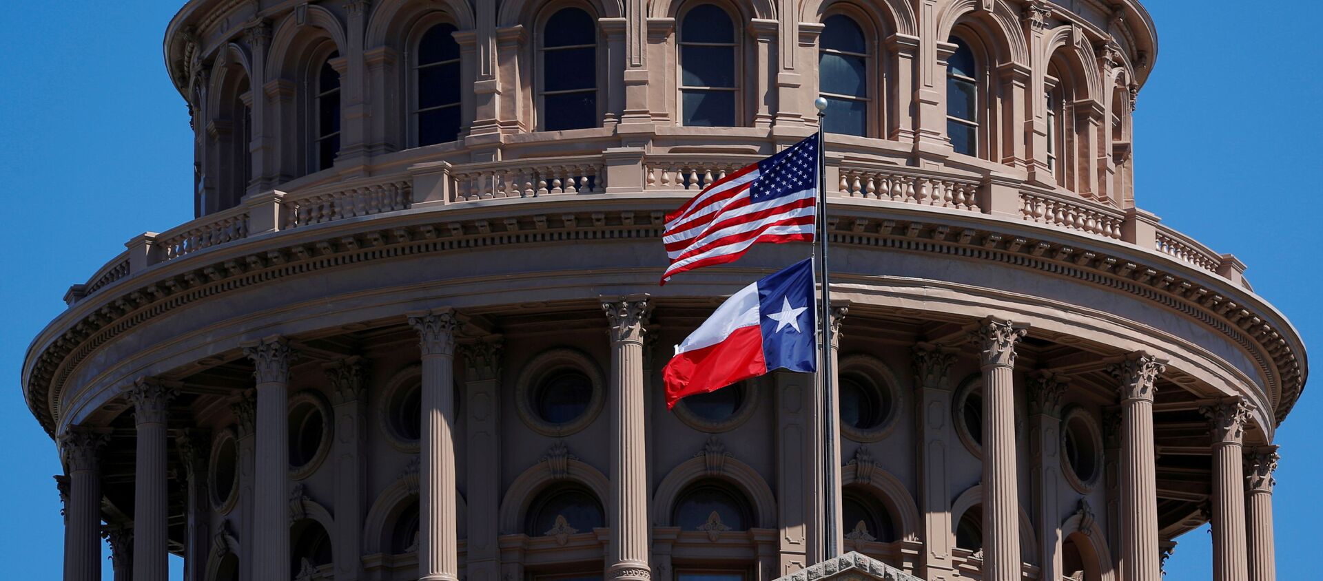 Teksas'ın başkenti Austin'deki Eyalet Kongresi binası önünde dalgalanan ABD ve Teksas bayrakları - Sputnik Türkiye, 1920, 19.05.2021