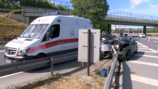 Basın Ekspres'te kaza: Bariyer otomobile ok gibi saplandı - Sputnik Türkiye