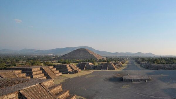Yılda 2.6 milyon ziyaretçi ile Meksika'nın en önemli turizm simgesi olan Teotihuacan Piramitleri'nin yakınındaki özel lunapark inşaatı nedeniyle UNESCO Dünya Mirası Listesi’nden çıkarılabileceği bildirildi. - Sputnik Türkiye