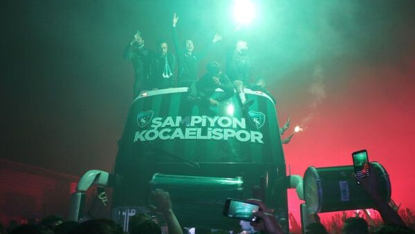 Kocaelisporlu futbolcu şampiyonluk turunda otobüsten düştü - Sputnik Türkiye