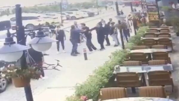 Restoran çıkışında karısını döven adama meydan dayağı - Sputnik Türkiye