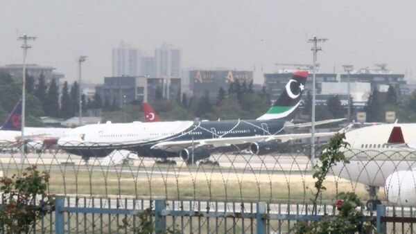 Libya'nın eski lideri Muammer Kaddafi'nin kullandığı Airbus A340-200 tipi Libya devlet uçağı, Atatürk Havalimanı'nda iki hafta süren bakım çalışmaları sonrası Libya'ya gitmek üzere İstanbul'dan ayrıldı. - Sputnik Türkiye