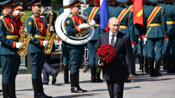 Vladimir Putin, meçhul asker anıtı - Sputnik Türkiye
