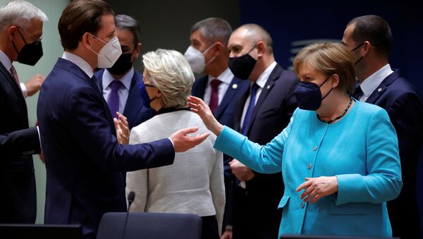 AB liderler zirvesinde Avusturya Başbakanı Sebastian Kurz ile Almanya Başbakanı Angela Merkel arasındaki sohbet anı - Sputnik Türkiye