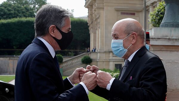Paris'i ziyaret eden ABD Dışişleri Bakanı Antony Blinken (solda), Fransız mevkidaşı  Jean-Yves Le Drian ile yumruk selamlaşmasında - Sputnik Türkiye