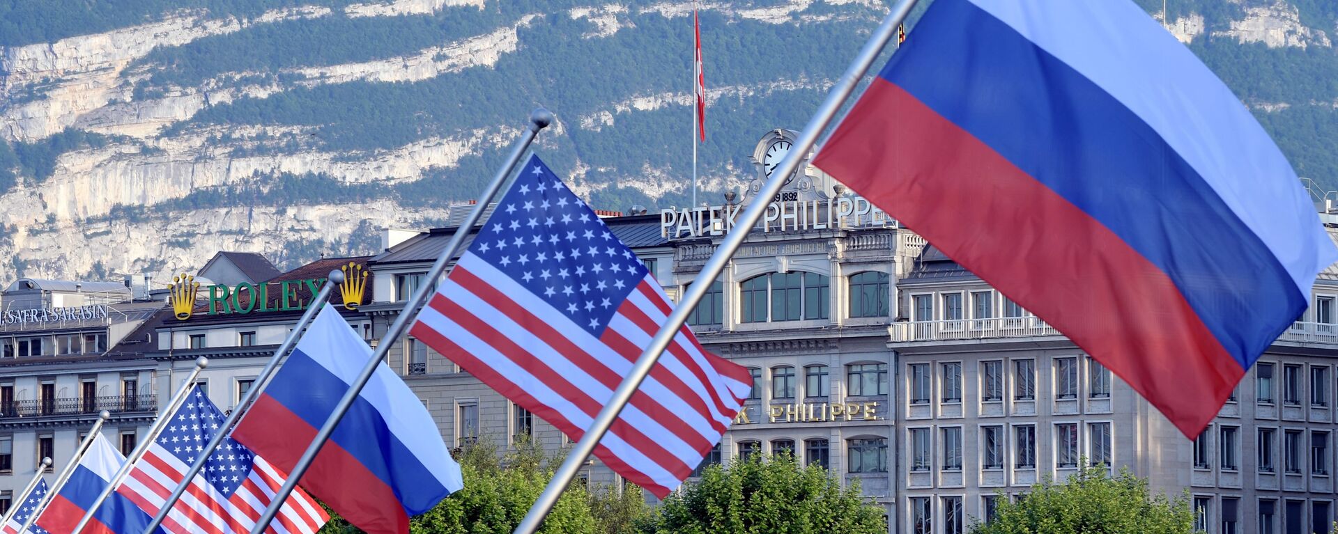 ABD ve Rusya bayraklarıyla süslenmiş Mont-Blanc köprüsü - İsviçre'nin Cenevre kenti - Sputnik Türkiye, 1920, 29.11.2021