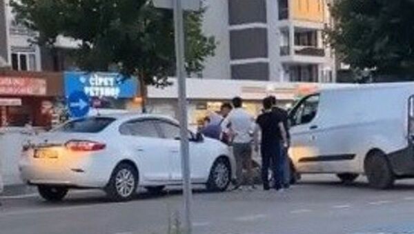 Bursa'da makas atan sürücüye yol ortasında darp - Sputnik Türkiye