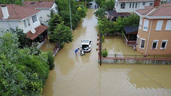 İstanbul'da sağanak yağış: Evler su altında kaldı - Sputnik Türkiye
