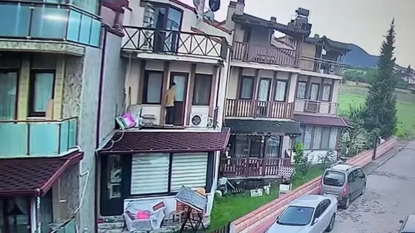 Balkondan tırmanarak evine giren tacizciden kaçtı - Sputnik Türkiye