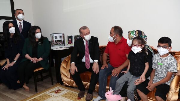 Cumhurbaşkanı Erdoğan, konuk olduğu ailenin doğacak bebeğinin ismini koydu - Sputnik Türkiye