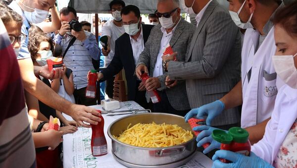 Niğde'de vatandaşlara ücretsiz patates dağıtılması - Sputnik Türkiye